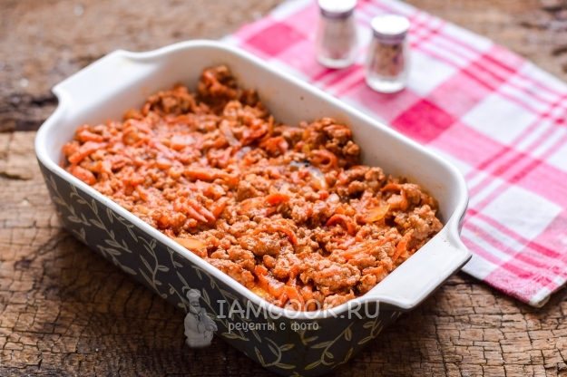 Положить на картофель фарш