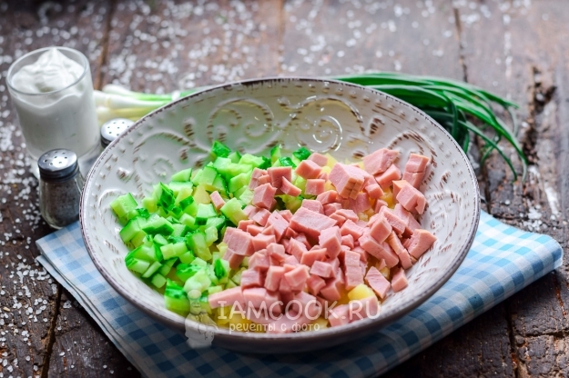 Положить колбасу