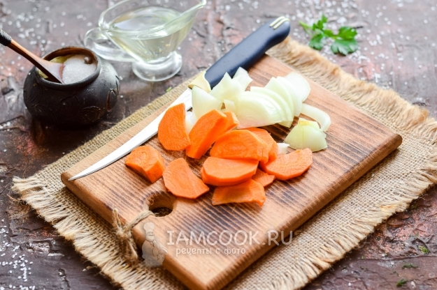 Порезать лук и морковь