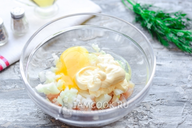 Положить майонез и яйцо
