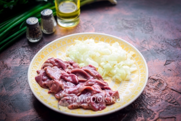 Порезать печень и лук