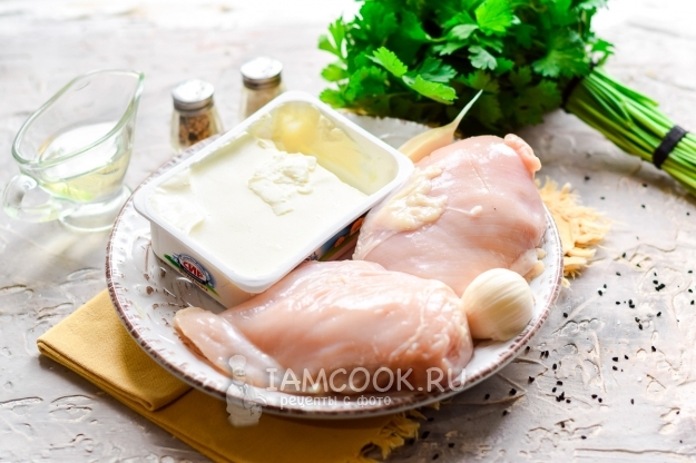 Ингредиенты для куриных рулетиков с крем-сыром в духовке