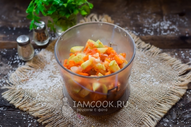 Положить овощи в блендер