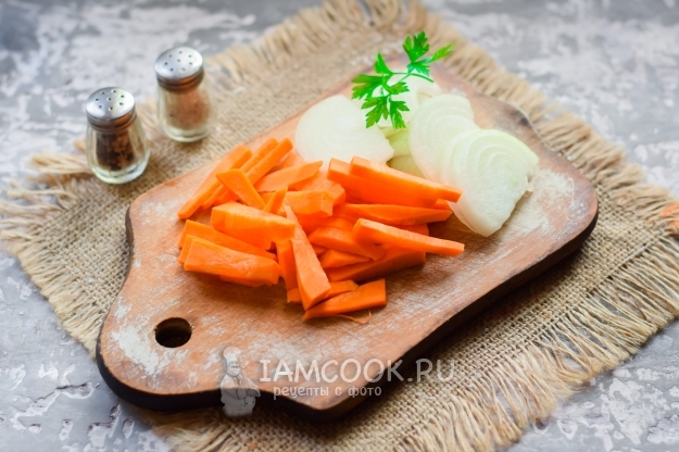 Порезать лук и морковь