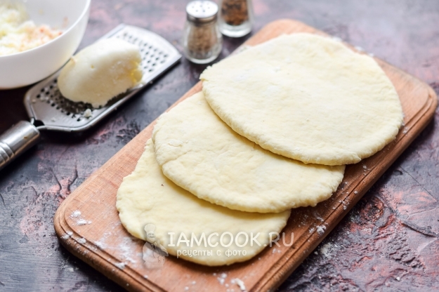 Раскатать заготовку в лепешку