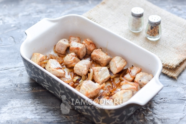 Выложить в форму лук с мясом