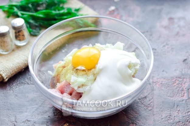 Положить сметану и яйцо