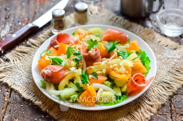 Положить орешки и рыбу