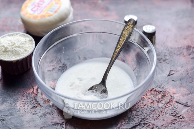 Всыпать в кефир соль, сахар и соду