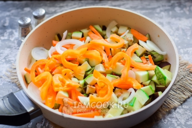 Положить овощи на сковороду