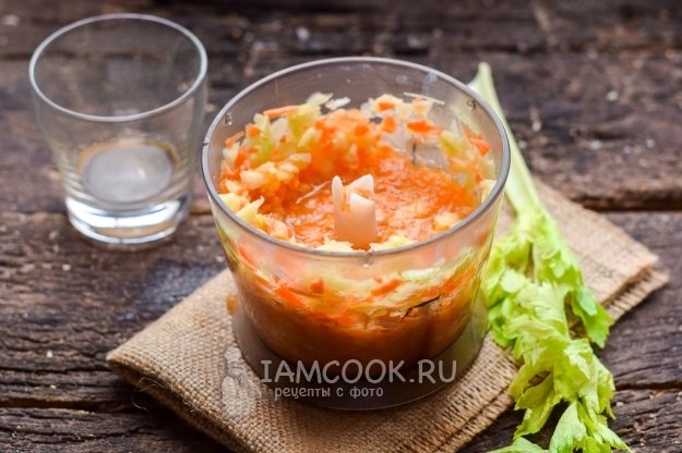 Влить апельсиновый сок