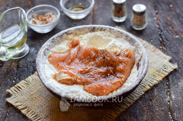 Обвалять мясо в муке