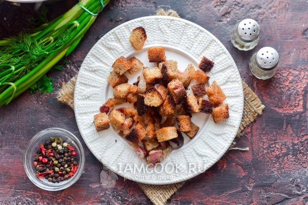 Обжарить сало и хлеб