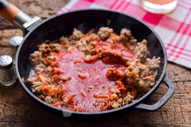 Положить томатный соус