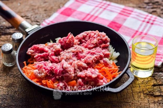 Положить фарш