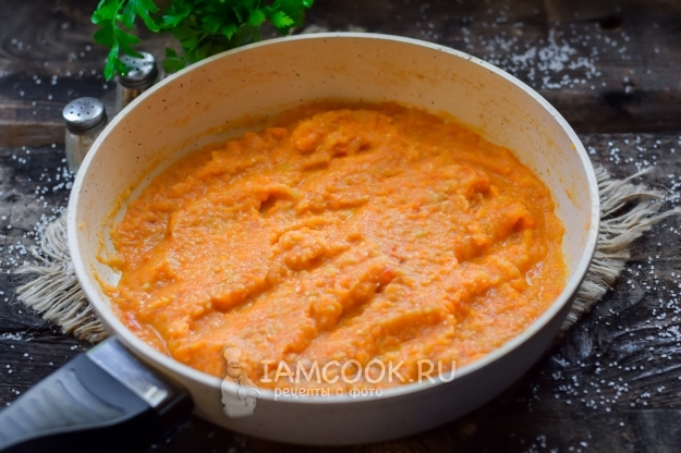 Переложить пюре на сковороду