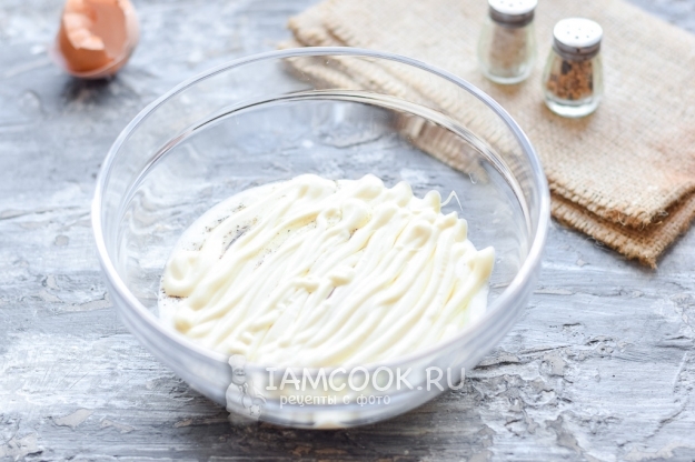 Положить майонез