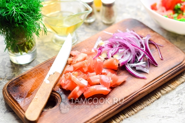 Порезать помидоры и лук