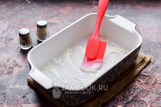 Смазать форму соусом