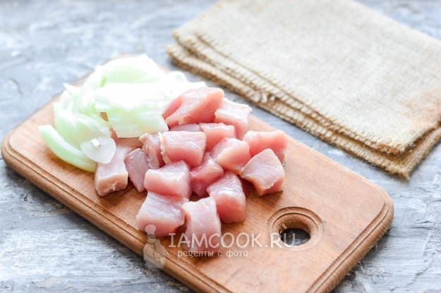Порезать лук и мясо