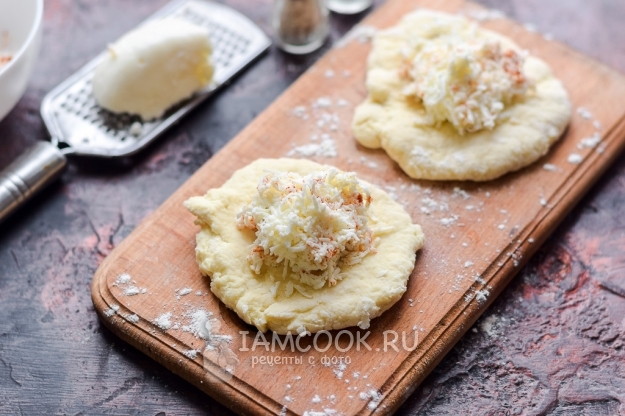 Положить на тесто сыр