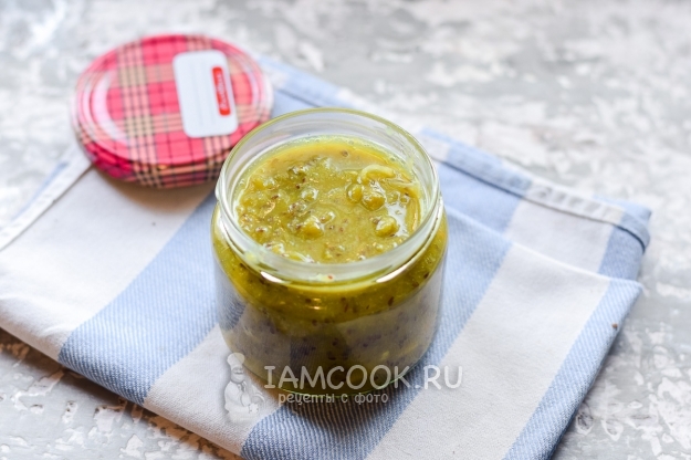 Положить варенье в банку