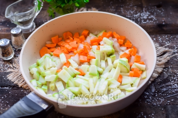 Обжарить овощи