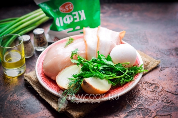 Ингредиенты для рубленных куриных оладий с беконом и зеленью