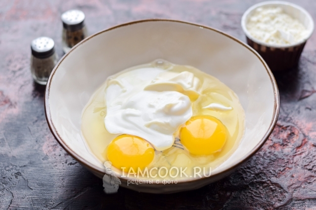 Положить сметану и майонез