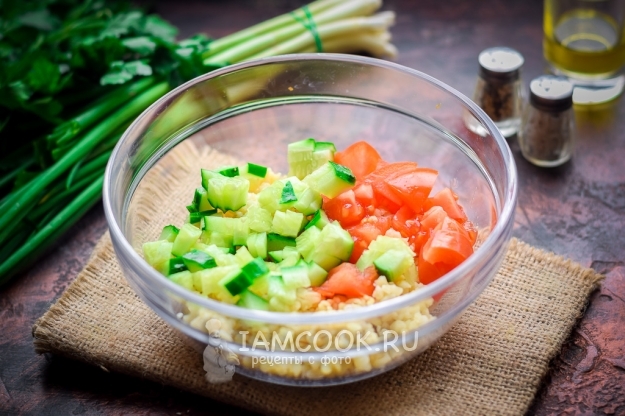 Соединить булгур, огурцы и помидоры