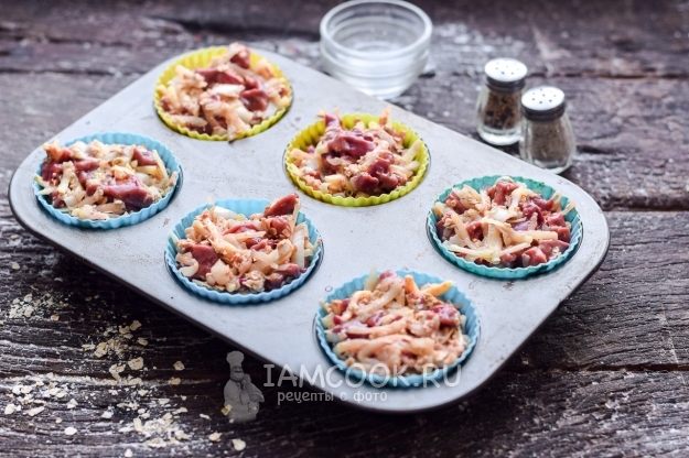 Положить фарш в формочки