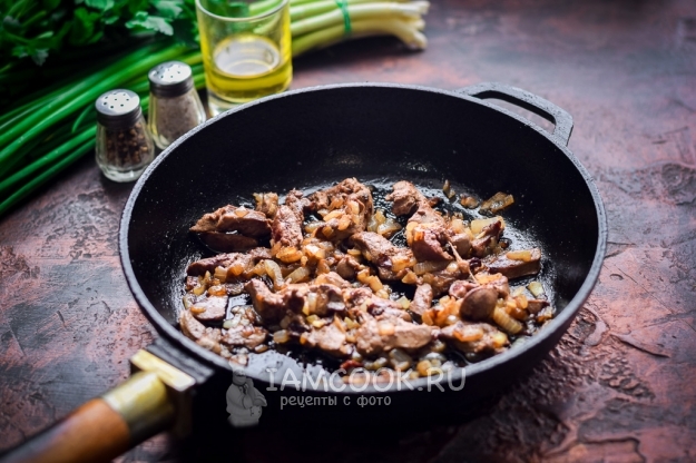 Обжарить печень с луком