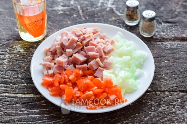 Порезать ветчину, лук и помидор