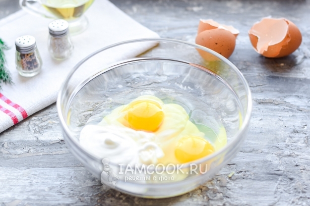 Соединить майонез и яйца