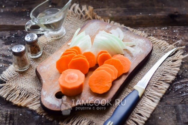 Порезать лук и морковь
