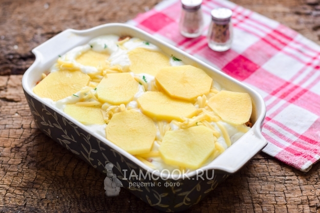 Положить на сыр картофель