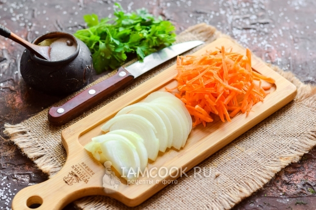 Порезать лук и натереть морковь