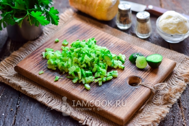 Порезать огурцы