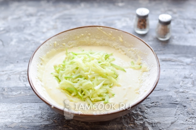 Положить тертый кабачок