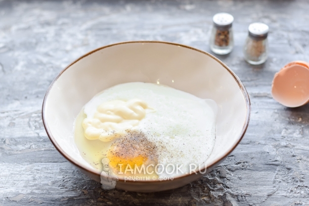 Добавить майонез, соль и перец