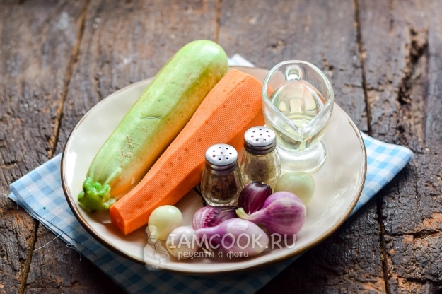 Ингредиенты для кабачков с луком и морковью на зиму