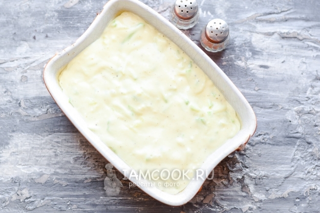 Переложить тесто в форму