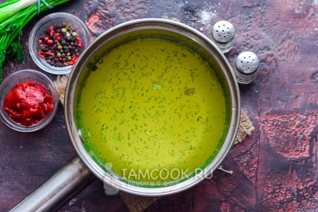 Влить в кастрюлю бульон