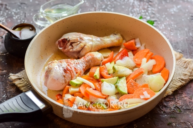 Положить к курице овощи