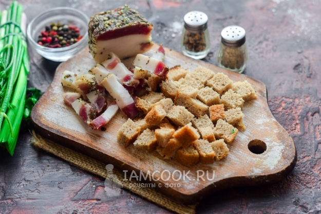 Порезать сало и хлеб