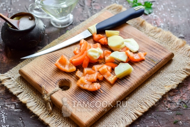Порезать перец и чеснок