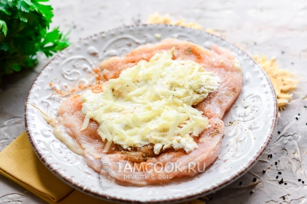 Положить чеснок