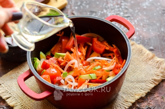 Влить масло