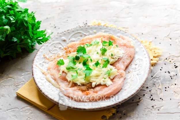 Посыпать зеленью