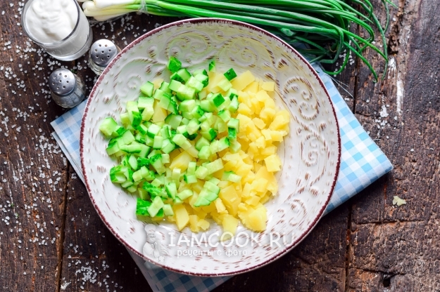 Положить огурцы